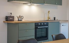 Maison calme avec cour, 3 chambres, 3 salles de bains à 10 min à pied de la gare